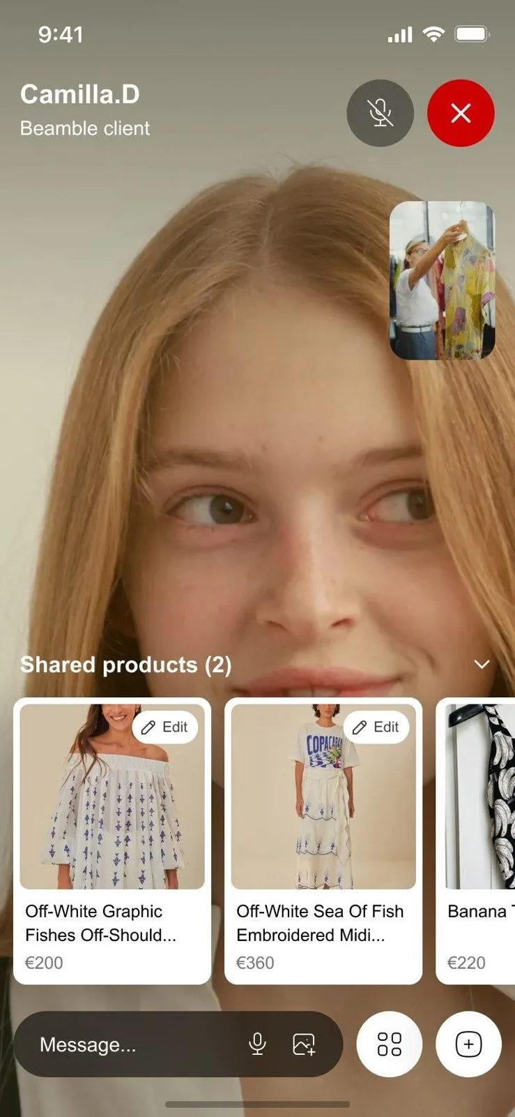 Appel vidéo Beamble 1:1 : une cliente échange avec une conseillère en boutique, avec les produits partagés en bas de l'écran